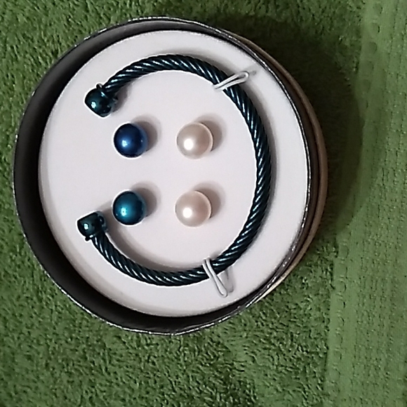 Bracelet and two pair of posts earrings - Picture 3 of 4